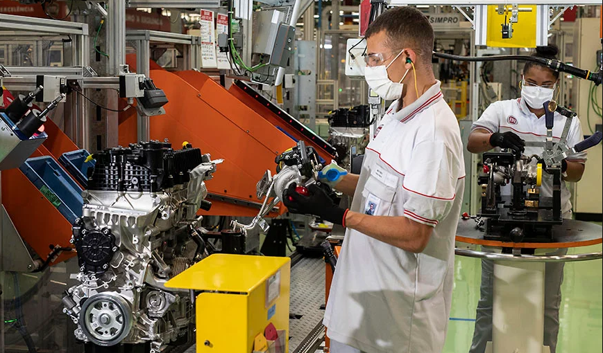 Linha de produção dos motores turbo do grupo Stellantis, em Betim (MG)