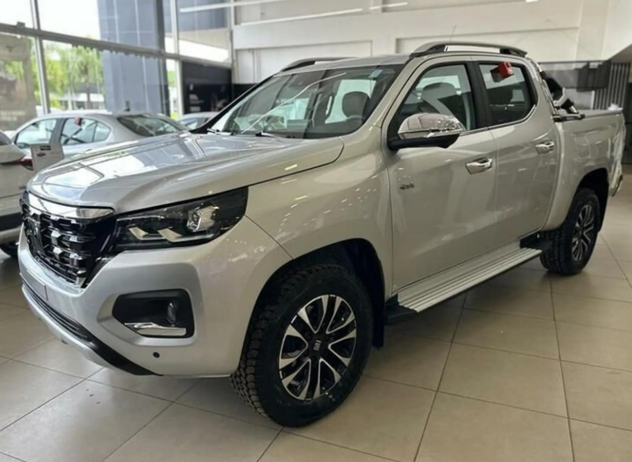 O preço da Fiat Titano Ranch para o público geral é de R$ 259.990,00. Para empresas e produtores rurais, o valor cai para R$ 214.024,00, com um desconto de R$ 45.966,00.