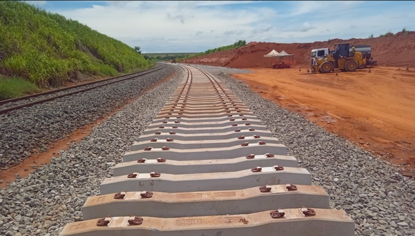 A mega ferrovia da Rumo terá 700 km de extensão e passará por 16 municípios do estado do Mato Grosso. O trajeto principal ligará Rondonópolis a Lucas do Rio Verde, dois dos maiores polos do agronegócio brasileiro.