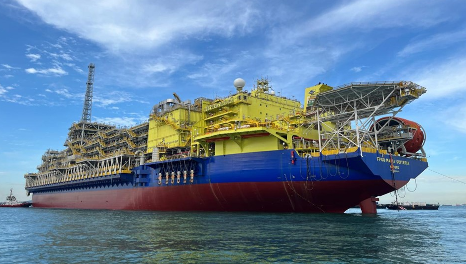 O FPSO Maria Quitéria é uma unidade flutuante de produção de petróleo instalada no Parque das Baleias, no Espírito Santo. A plataforma iniciou sua operação no final do ano passado e deve atingir sua capacidade máxima de produção em 2026, contribuindo para o aumento da extração de petróleo na região.