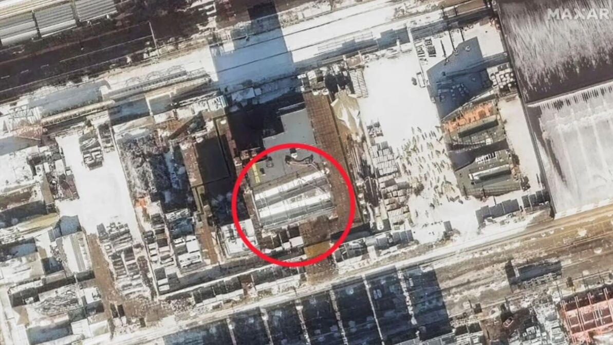 Imagens de satélite do estaleiro de Dalian, na província de Liaoning, analisadas pela Maxar Technologies, revelaram a construção do novo porta-aviões nuclear chinês. Especialistas identificaram a presença de quatro catapultas no layout do navio, indicando um avanço significativo na frota naval da China.