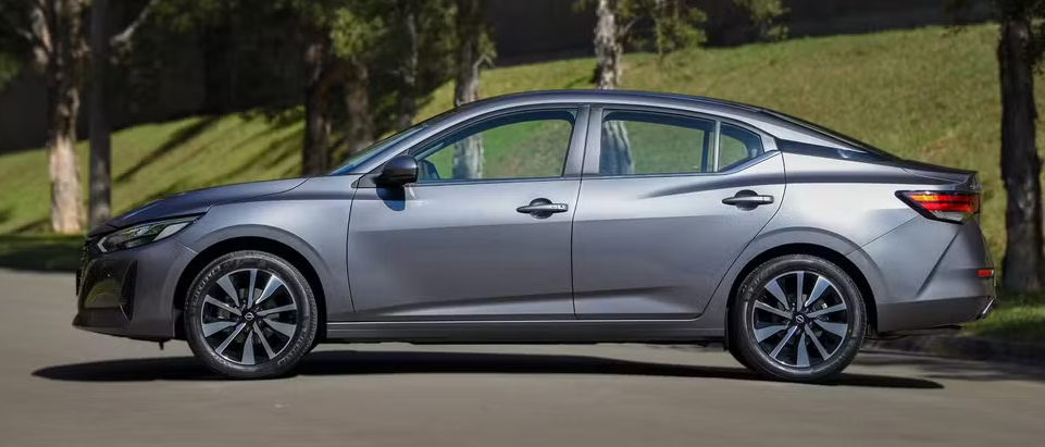 O Nissan Sentra Advance 2025 tem preço público sugerido de R$ 166.790. Com o desconto especial de R$ 35.800 para PCD, o valor cai para R$ 130.990.