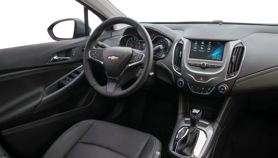 O painel do Chevrolet Cruze 1.4 Turbo 2019 combina modernidade e funcionalidade, com um computador de bordo completo e uma tela digital central que exibe diversas informações úteis ao motorista. Embora mantenha o mesmo design de outros modelos da Chevrolet, oferece ótima visualização, acabamento refinado e comandos intuitivos.