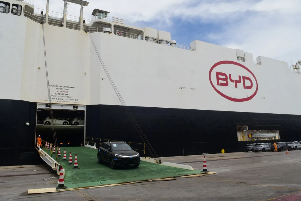 Muitos desses carros elétricos ainda estão estocados, com mais de 40 mil unidades disponíveis no Brasil. O alto volume de importação preocupa as montadoras, que temem um desequilíbrio no mercado e dificuldades para escoar a produção nacional.