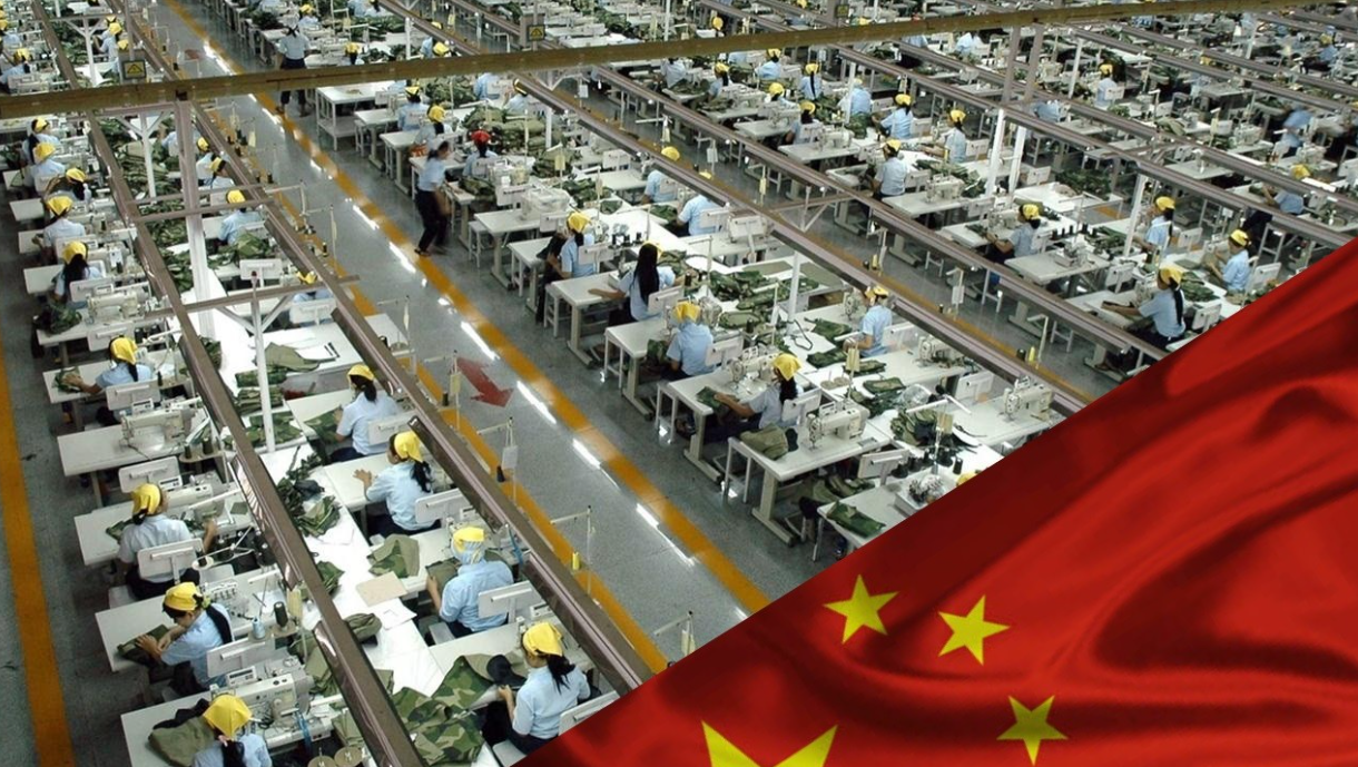 A mão de obra na China é barata devido à alta disponibilidade de trabalhadores, impulsionada por sua enorme população, e por políticas governamentais que mantêm salários relativamente baixos para atrair investimentos estrangeiros. O custo de vida em muitas regiões do país ainda é menor em comparação com economias ocidentais, permitindo que empresas paguem menos sem afetar significativamente o padrão de vida local.