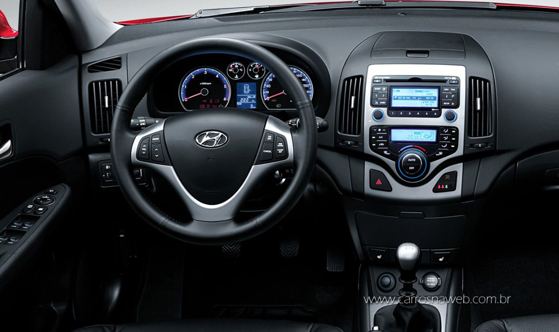 O painel do Hyundai i30 2011 tem acabamento soft touch na parte superior, uma textura agradável e um design bem organizado. Ele conta com difusores de ar verticais, painel de instrumentos com computador de bordo central, iluminação ajustável, botões de controle de tração e estabilidade, além de um sistema de som completo com entrada USB e auxiliar.