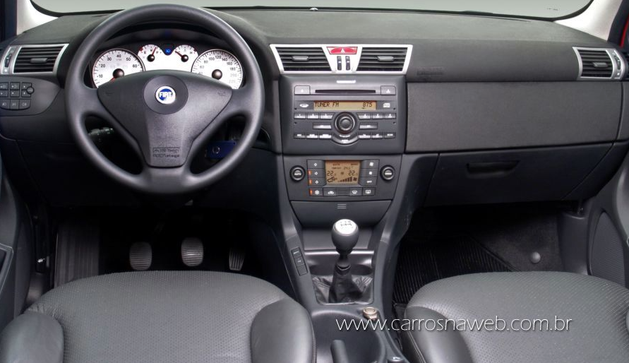 O painel do Fiat Stilo 1.8 2007 tem acabamento soft touch na parte superior, comandos bem posicionados e um design moderno para a época. Ele conta com painel de instrumentos digital, computador de bordo completo, velocímetro digital, regulagem de iluminação, ar-condicionado digital dual zone e um sistema de som potente com CD player e MP3, mas sem Bluetooth.