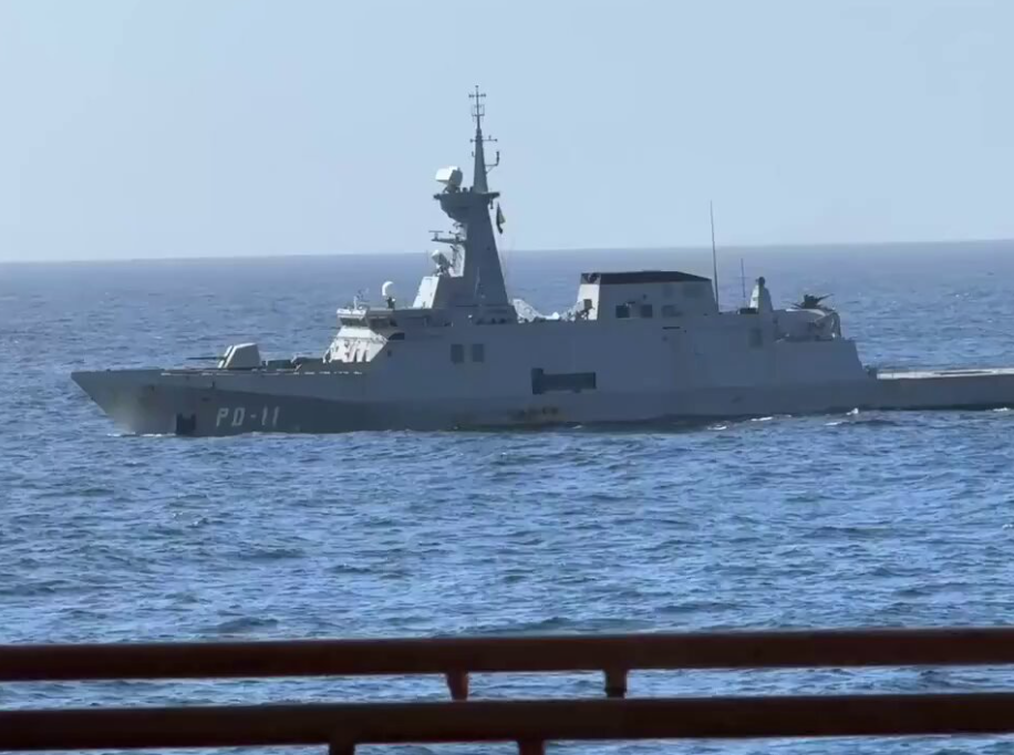 As embarcações venezuelanas avistadas perto das plataformas petrolíferas guianenses incluem fragatas e patrulhas da Marinha Venezuelana, empregadas com o propósito de contestar a exploração petrolífera na área disputada.