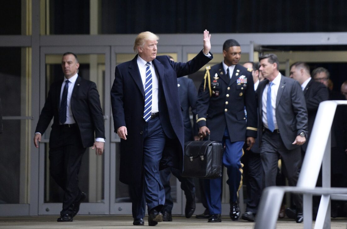 A 'Nuclear Football': entenda a maleta que confere o maior poder ao Presidente dos EUA - lançar ataques nucleares sozinho.