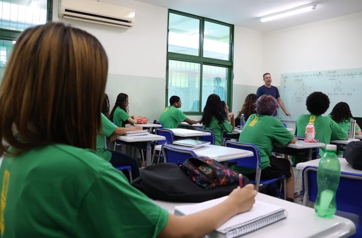 Brasil tem maioria de professores temporários nas redes estaduais pelo 3º ano seguido, revela Censo 2024; especialistas alertam para precarização e impacto na qualidade do ensino.