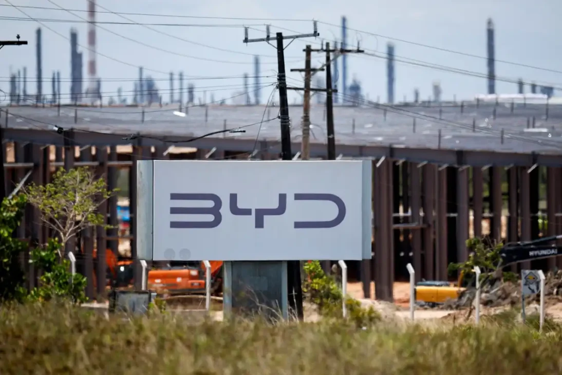 Carros elétricos no Brasil ganham novos players como Omoda e Jaecoo, enquanto BYD acelera nacionalização para manter liderança. Veja dados e estratégia.