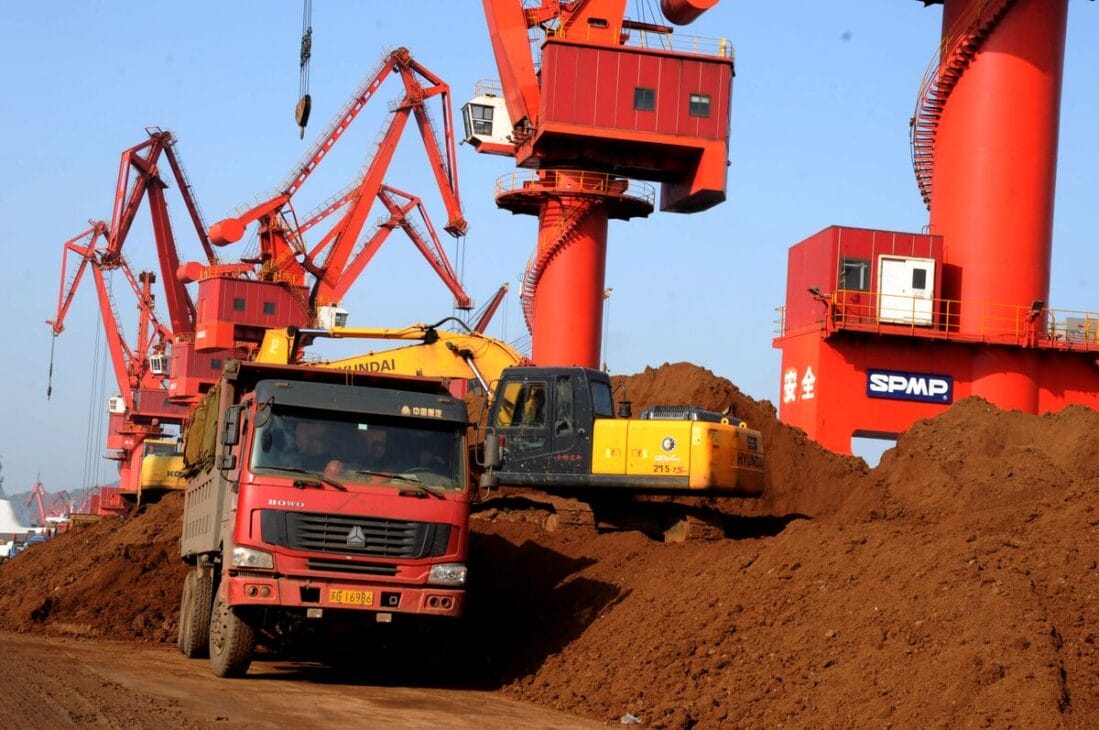 China impõe restrições às terras raras da China, afetando defesa e tecnologia dos EUA. Exportações exigirão licença especial e elevam tensão geopolítica em 2025