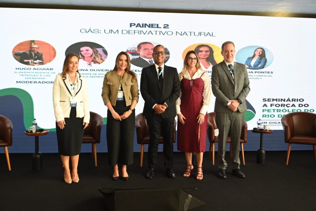 Evento A Força do Petróleo do Rio de Janeiro.
Carolina Oliveira, superintendente de Eficiência Energética da Seenemar Giselia Pontes Sereli, diretora comercial da Naturgy, Marcelo Mendonça, Diretor Técnico Comercial da Abegás, e Beyza Ozdemir, diretora-geral Karpowership América do Sul Brasil e diretora comercial da Karpowership Global.