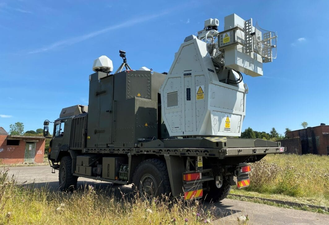Arma desenvolvida no Reino Unido usa ondas de radiofrequência para desativar drones em operações de defesa aérea