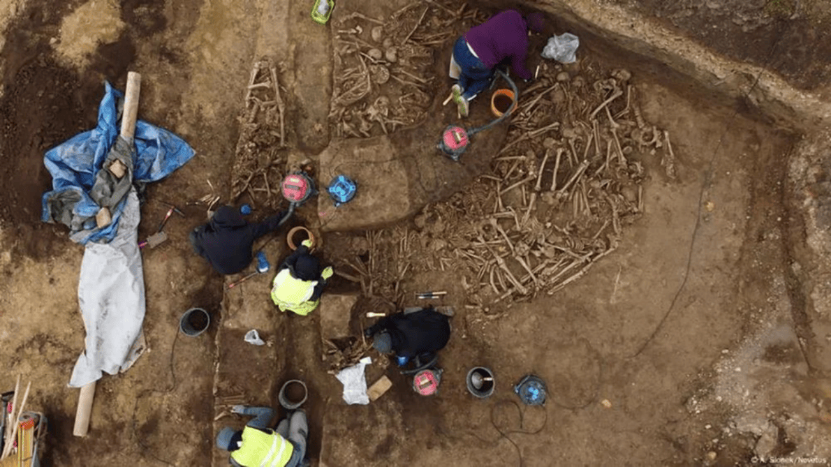 Descoberta arqueológica inédita em Viena revela vala comum com restos mortais de possíveis soldados romanos sob um campo de futebol.