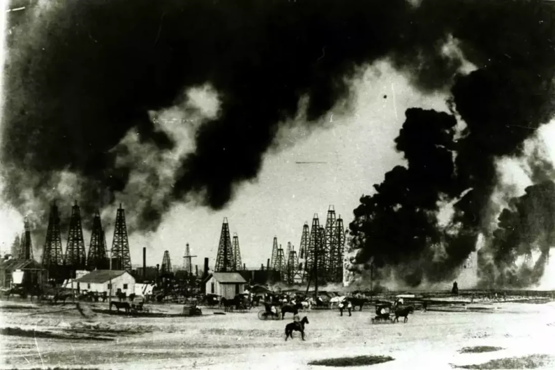 Este poço em Spindletop sozinho produzia 100.000 barris/dia, muito mais que o resto do mundo somado. Foi a real largada para a era do petróleo, do automóvel à gasolina e da história dos EUA.