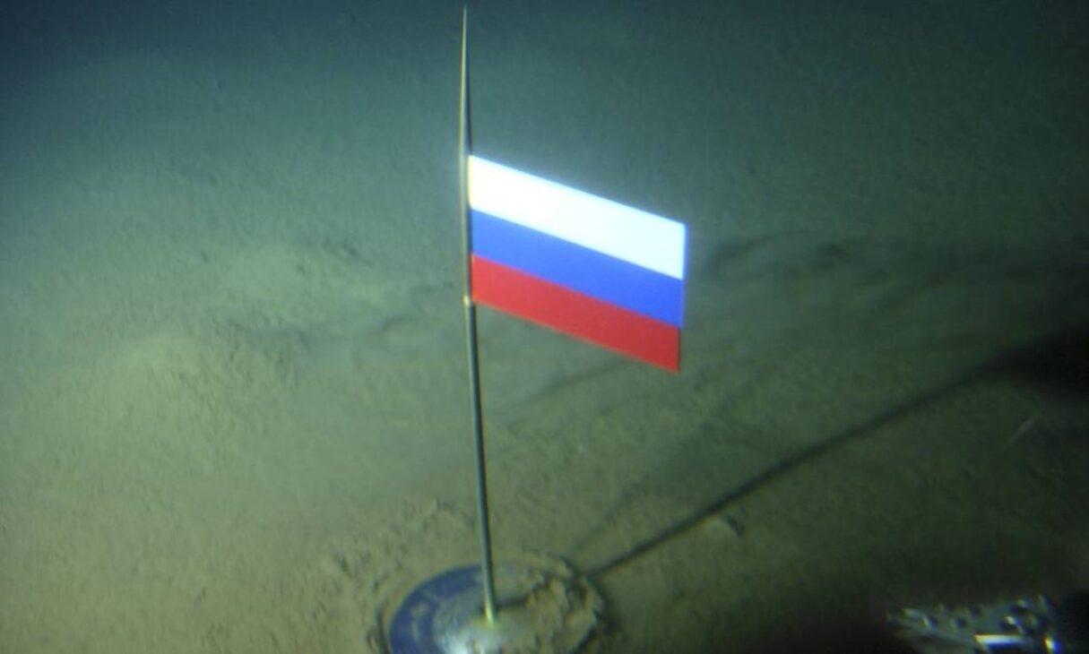 Foi em 2007 que Moscou mandou o recado. Um submarino russo desceu até o fundo do Oceano Ártico e fincou uma bandeira no leito marinho, a 4.300 metros de profundidade. Um gesto simbólico Sim. Mas um sinal claro da ambição russa em dominar a nova fronteira energética do planeta.