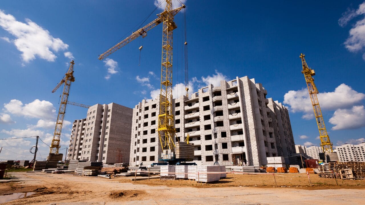 O custo da construção no Acre subiu 4,11% em março, atingindo o metro quadrado mais caro do país, segundo dados do IBGE.