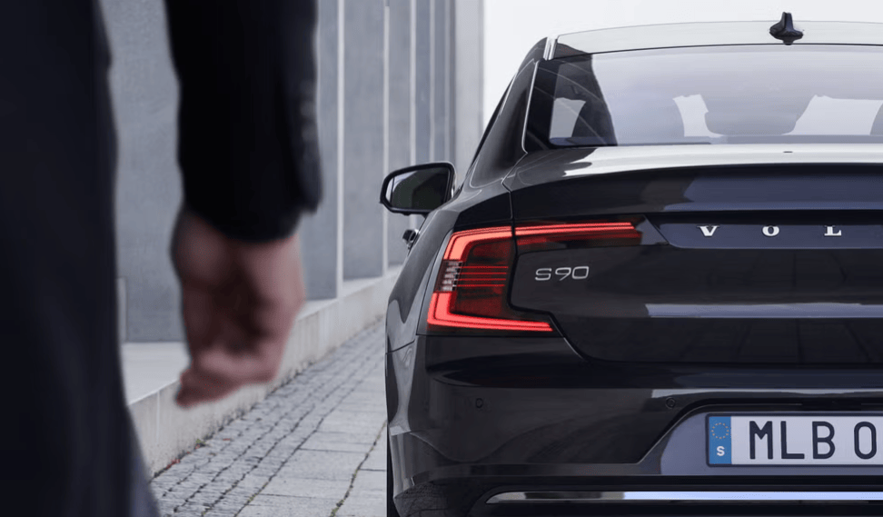 O design do Volvo S90 é elegante e moderno, com linhas retas e faróis bem marcantes. Por dentro, ele é todo refinado, com acabamento em couro e madeira que deixa o carro bem confortável. Imagem: Rerodução/Volvo