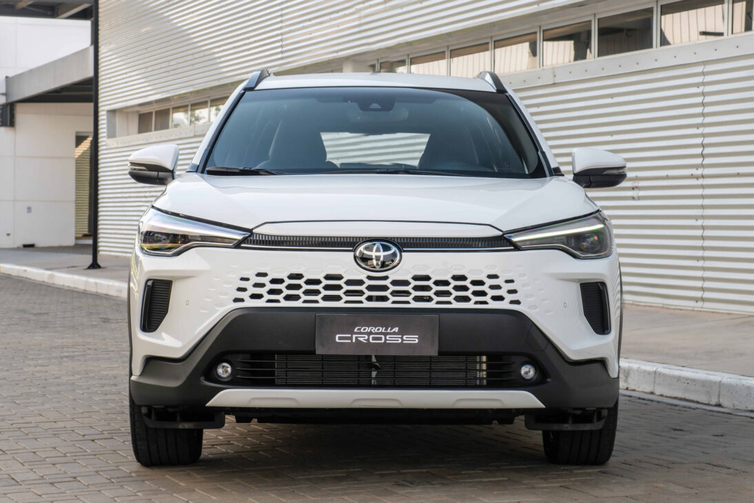 Toyota domina o Brasil em 2025, mas alta procura gera filas de até 160 dias para o Corolla Cross e espera indefinida para a Hilux.