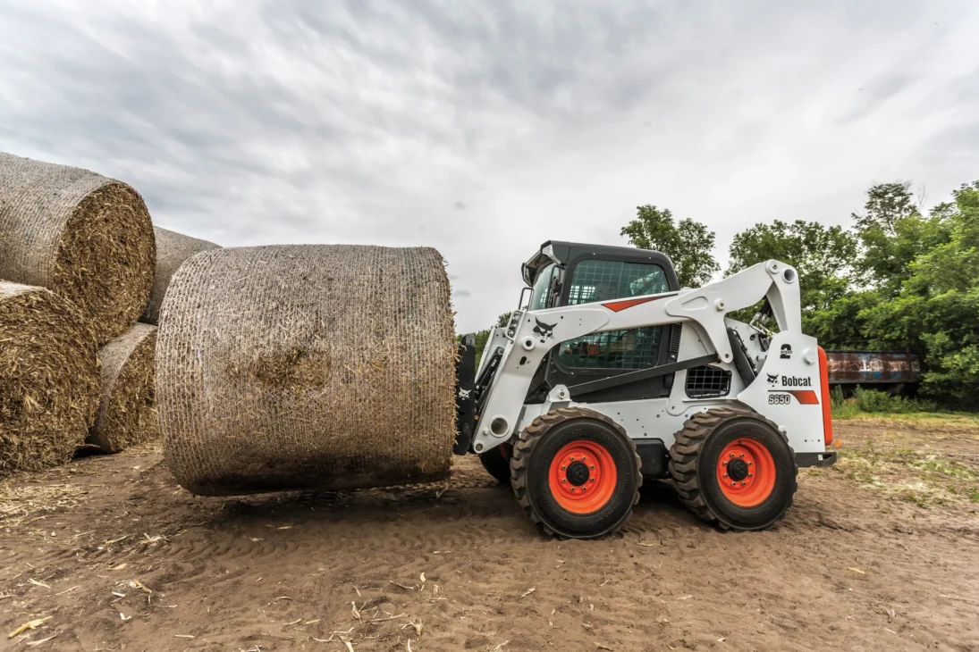A Bobcat a ferramenta que mudou obras no mundo inteiro e que começou como um 'quebra-galho' para um fazendeiro