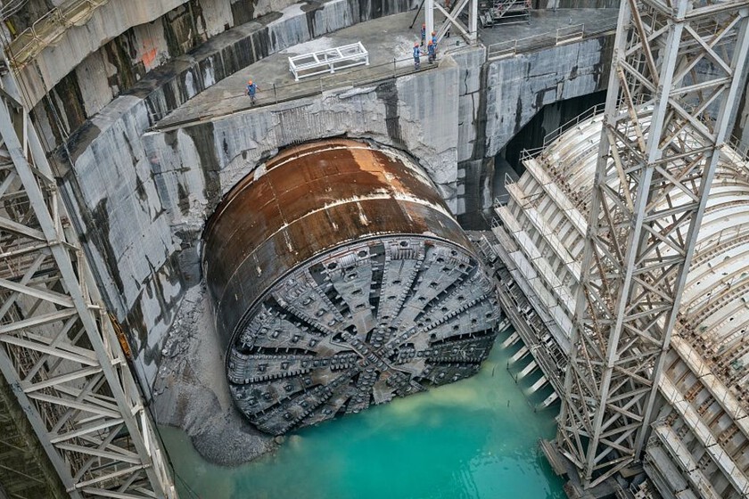 A TBM 'Qin Liangyu', ex-maior máquina de perfuração de túneis do mundo! 🚇 Seus 17,63m de diâmetro e o túnel de Hong Kong. 