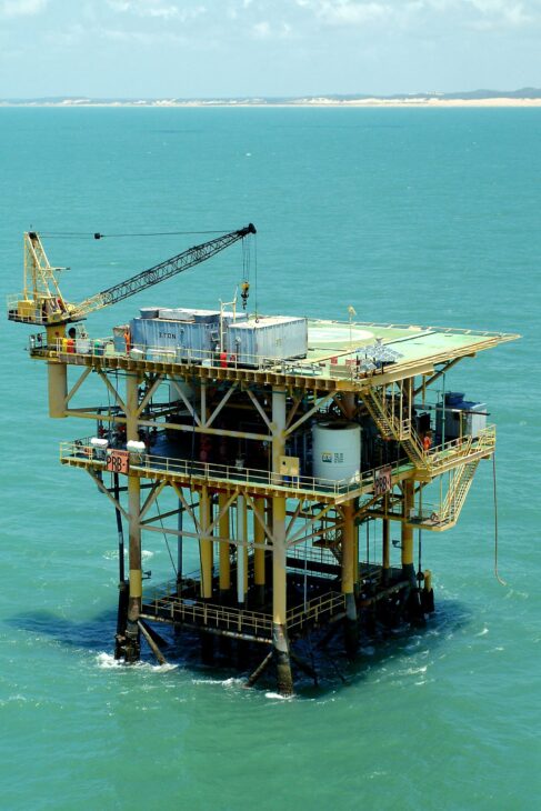 A frota desativada de plataformas offshore brasileiras soma milhares de toneladas de aço com destino controverso