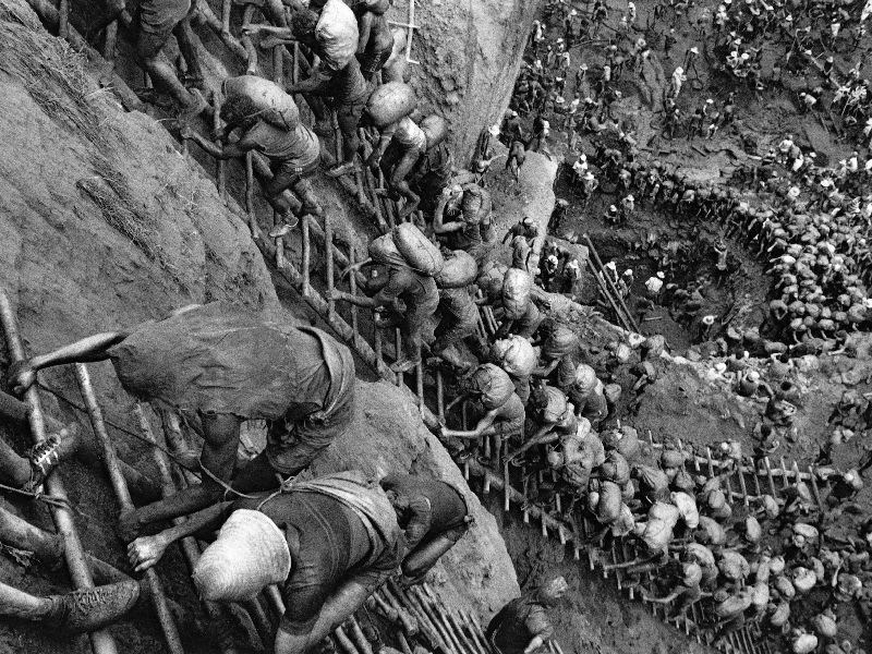 A sinistra história de Serra Pelada: riqueza e miséria na corrida pelo ouro. Entenda a dura realidade do garimpo, seu fim e o ouro que ainda existe.
