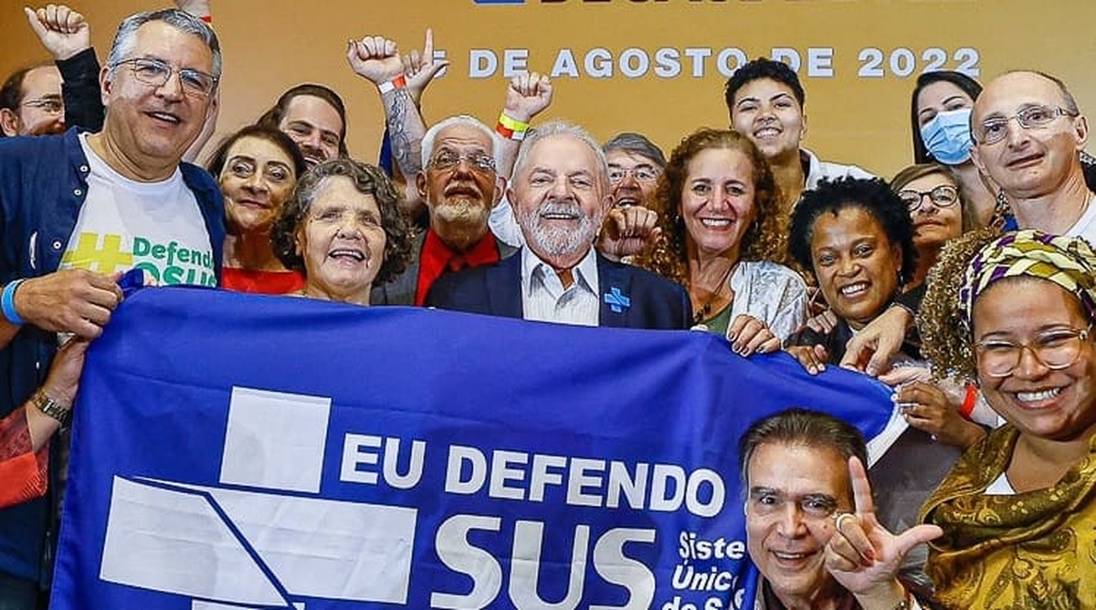 Presidente Lula e apoiadores com faixa de defesa do SUS durante evento em agosto de 2022
