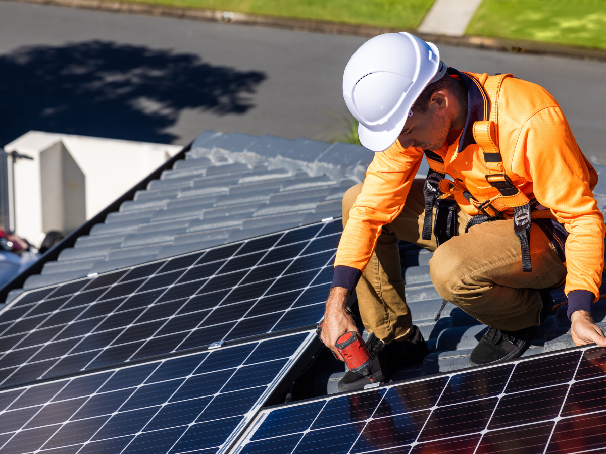 A chinesa Chint Power se une a Aldo Solar em nova parceria para ampliar distribuição de equipamentos solares no Brasil.
