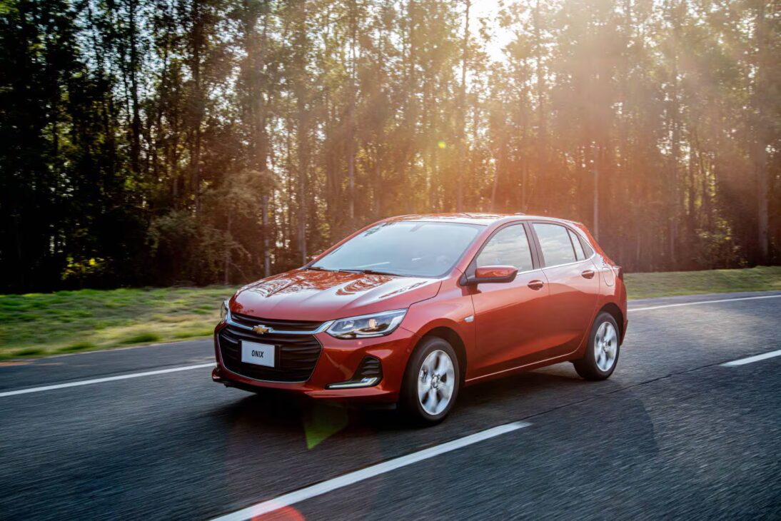 GM trouxe essa "inovação promissora" para o Onix em 2020, um carro líder de vendas, provavelmente visando esses benefícios de eficiência e economia para manter a competitividade do modelo.