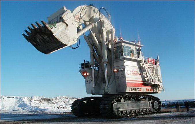 Conheça a RH400, uma lendária escavadeira gigante! Descubra sua história, força de ~980t, capacidade de 100tpá e seu impacto na mineração mundial