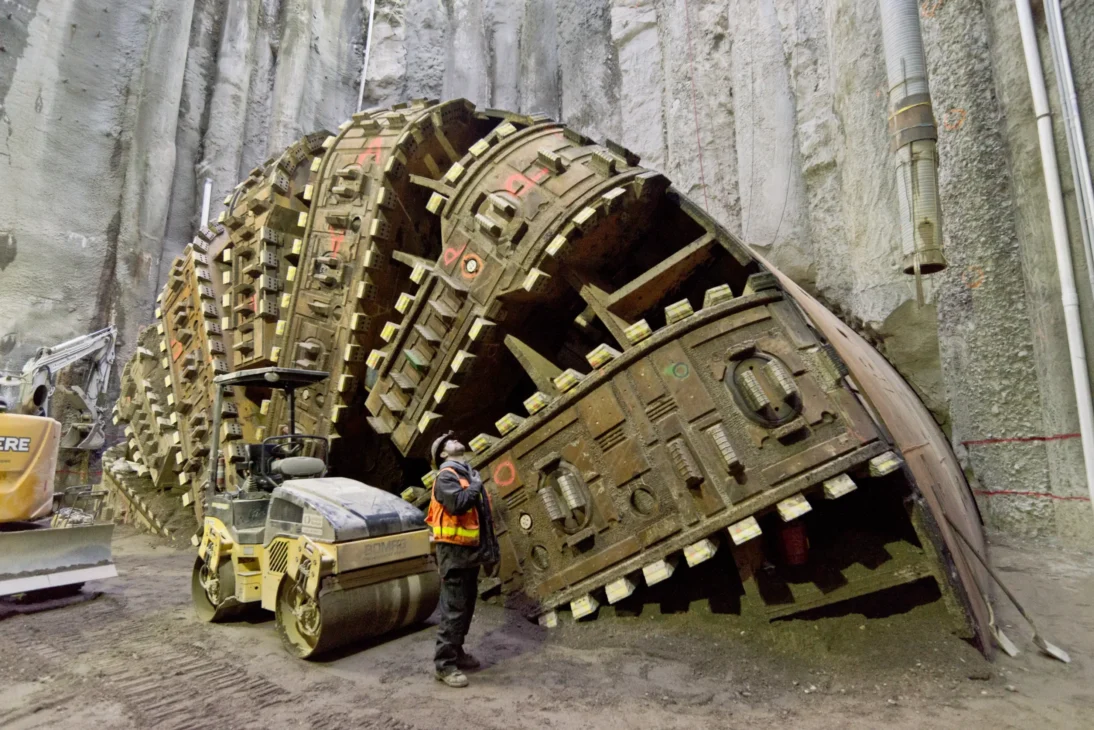Conheça as TBMs, gigantescas máquinas perfuradoras de túneis! Descubra como esses colossos devoram rochas, revestem com concreto e moldam o nosso subsolo