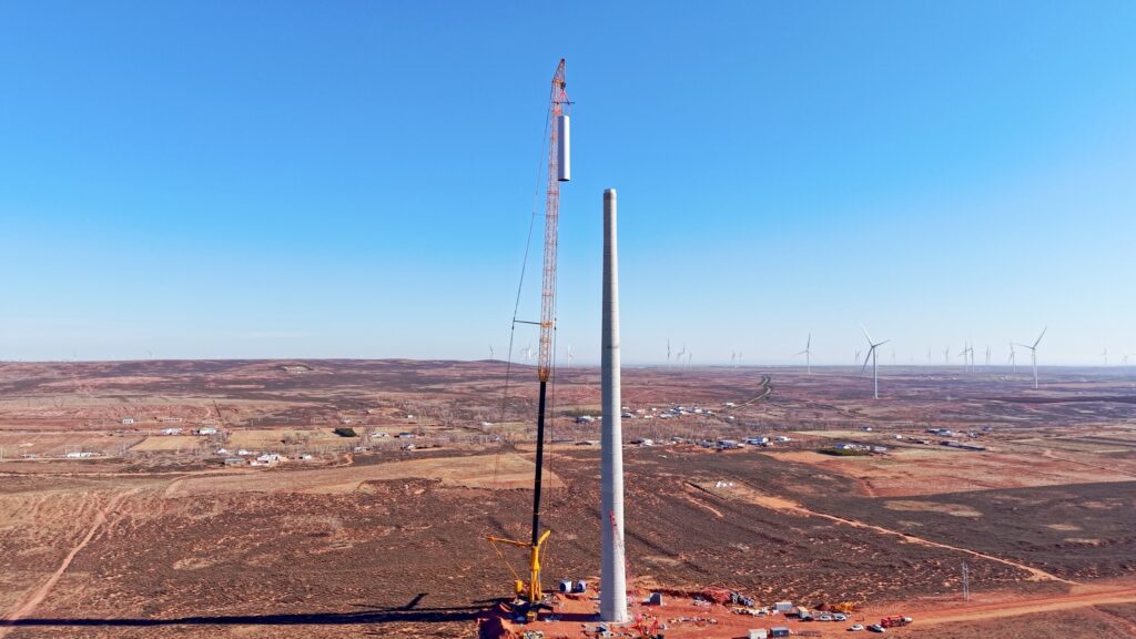 Conheça o XCMG XCA4000, o maior guindaste sobre rodas do mundo! Com 4.000t de capacidade, é crucial para instalar turbinas eólicas gigantes