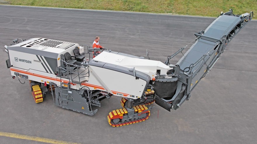 Descubra a Wirtgen W 250 Fi, exemplo da maior fresadora de asfalto do mundo. Veja suas tecnologias avançadas, capacidade e como opera em grandes obras