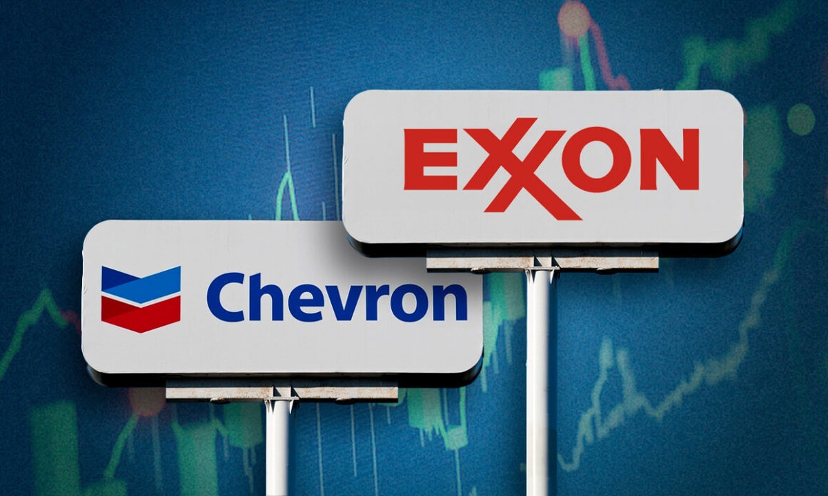 Logotipos da Exxon e Chevron em placas sobre fundo com gráficos de mercado
