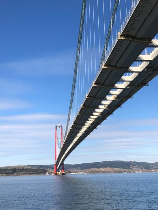 Maior ponte suspensa do mundo vão de 2.023m e torres que superam a Eiffel! Saiba tudo sobre a engenharia da Ponte Çanakkale 1915 na Turquia