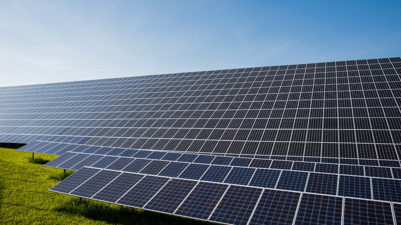 Com foco na expansão de seus data centers voltados à inteligência artificial, a Meta anunciou um novo contrato de energia solar que vai adicionar 650 megawatts à sua matriz energética, em parceria com a fornecedora AES.