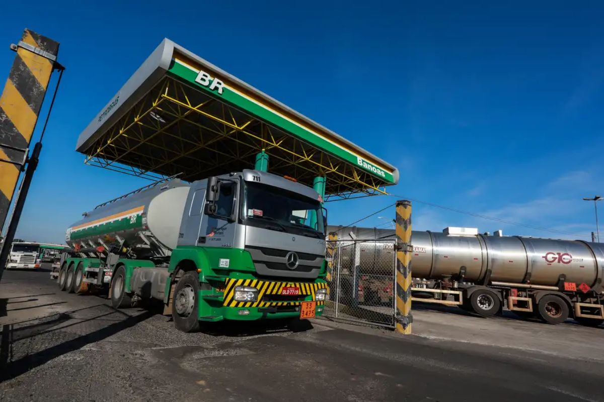 Petrobras reduz diesel; alívio de R$ 0,13/l na bomba esperado (Abicom). Corte de R$ 0,16 na refinaria vale hoje (6/5). Saiba mais
