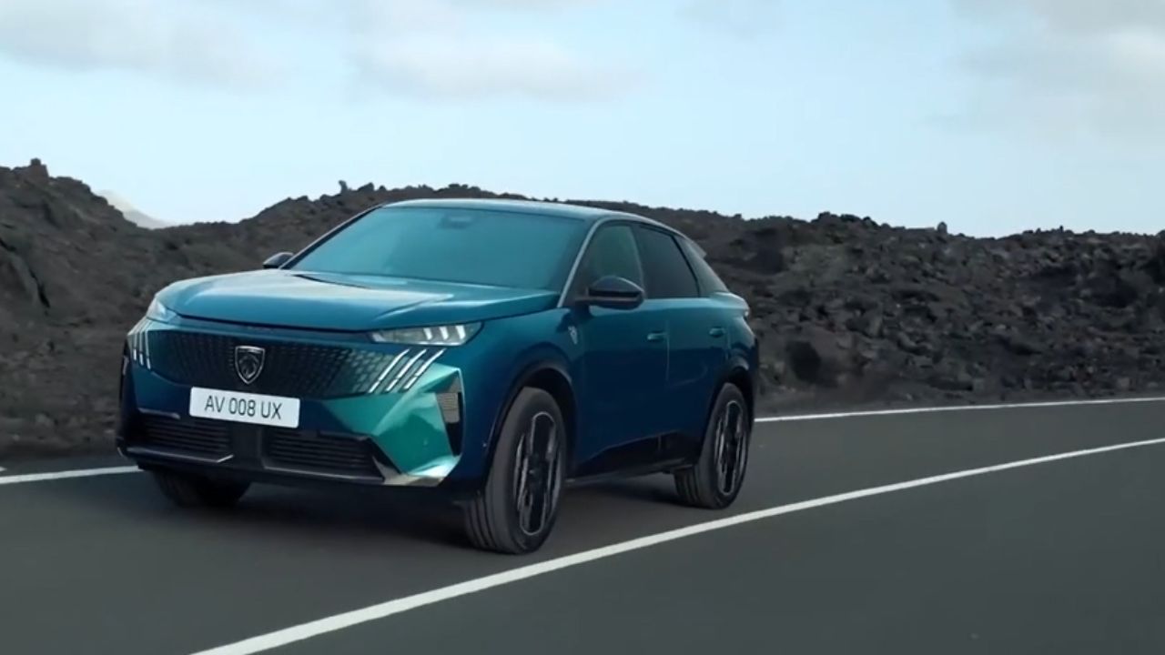 O novo Peugeot e-3008 exibe um design inovador de SUV com estilo fastback, marcado por linhas dinâmicas e a moderna assinatura luminosa de três garras da marca. Foto: Divulgação