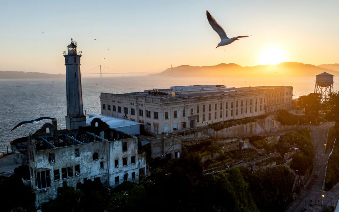 Reabrir a Prisão de Alcatraz? Ordem de Trump ignora custos e status de parque. Análise aponta manobra política, não plano real. Saiba mais