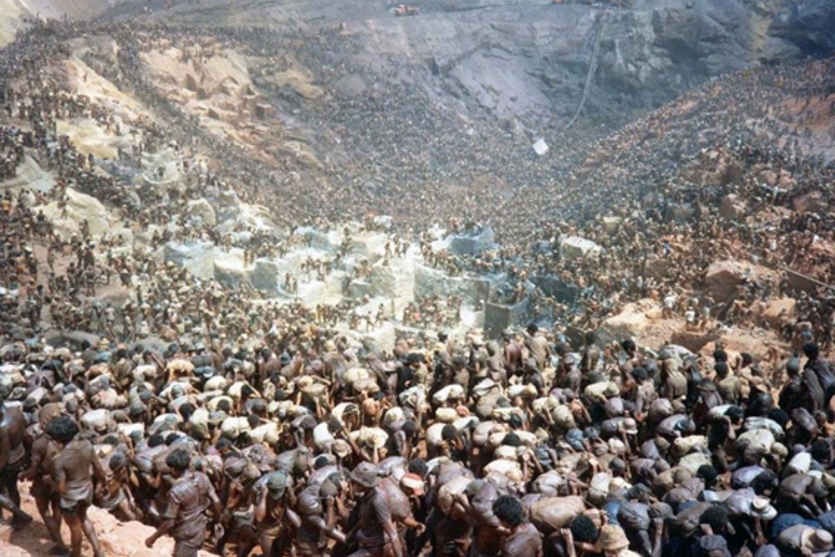 A sinistra história de Serra Pelada: riqueza e miséria na corrida pelo ouro. Entenda a dura realidade do garimpo, seu fim e o ouro que ainda existe.