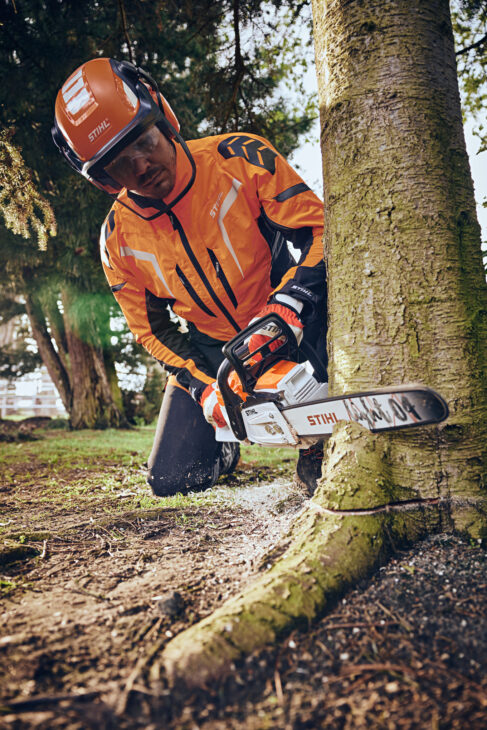 Stihl MSA 300 C-O a motosserra a bateria mais potente do mundo para pros 🌳 Análise da força, painel eletrônico e se bate a gasolina.