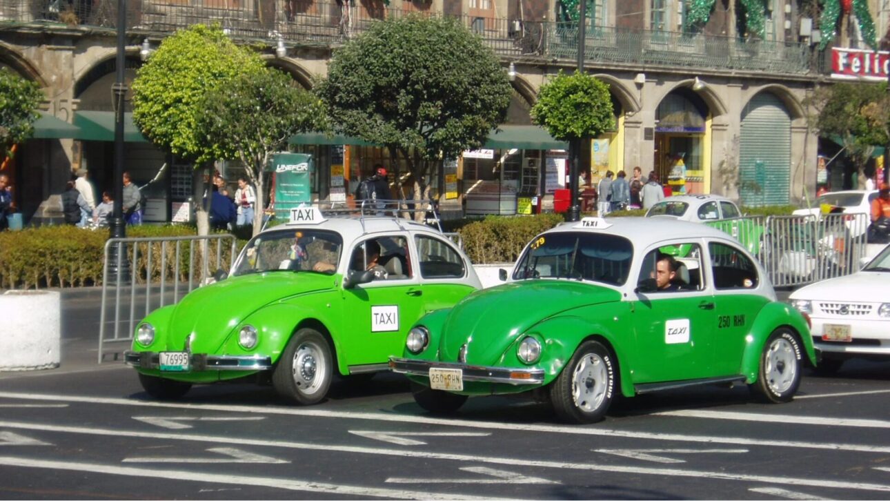 táxis - carros - transporte -