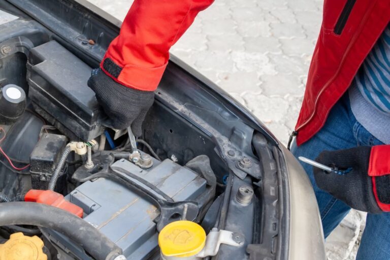 Is there a right way to disconnect and connect the car battery correctly?