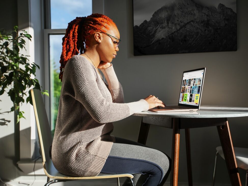 Tendências do home office, setores em alta, salários, onde buscar vagas e dicas para trabalhar de casa em 2025 no Brasil.