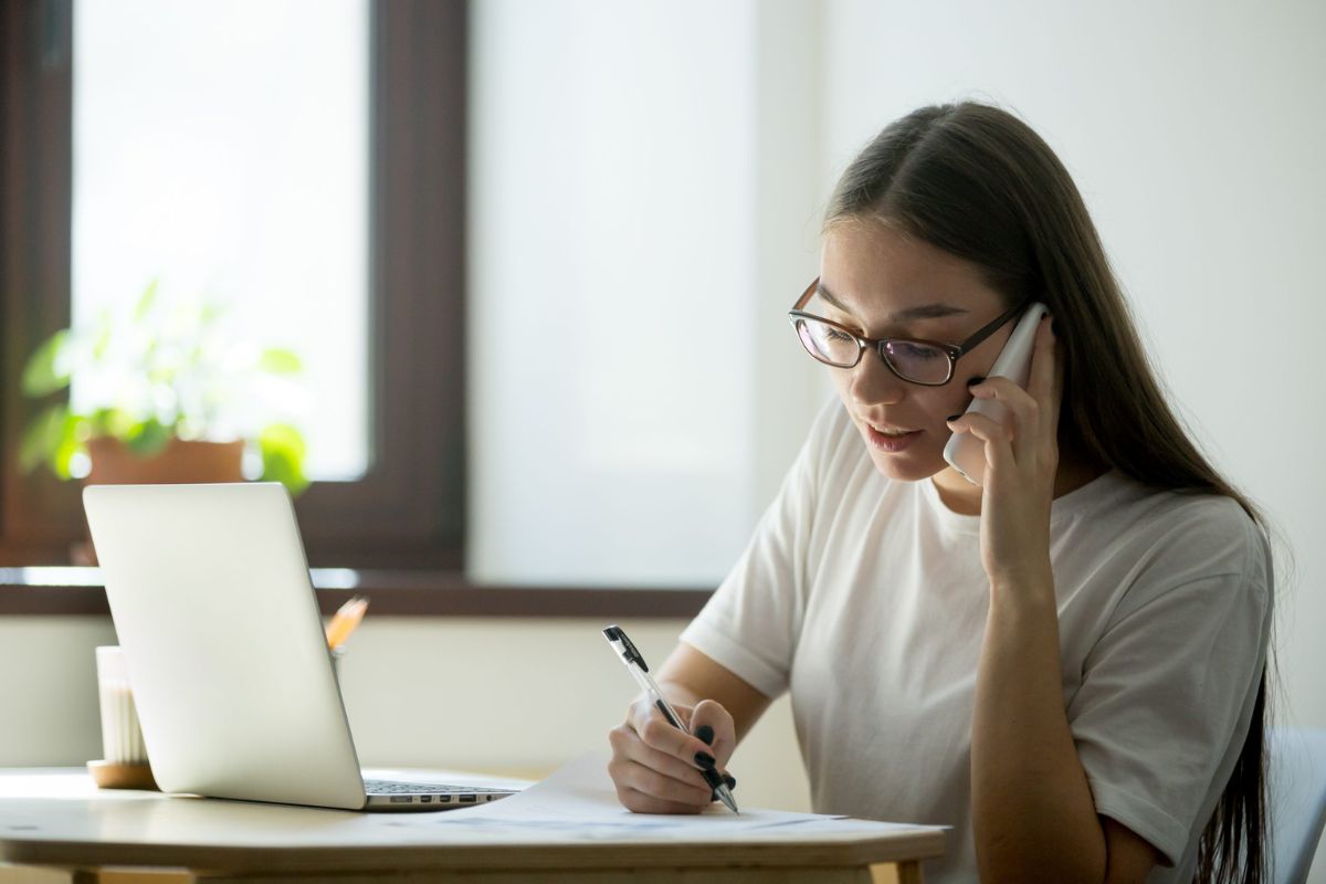Tendências do home office, setores em alta, salários, onde buscar vagas e dicas para trabalhar de casa em 2025 no Brasil.