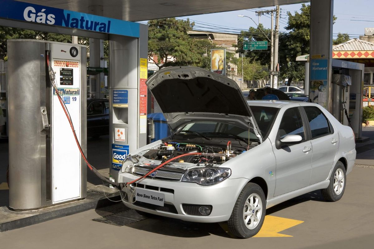 Carro a GNV no Brasil em 2025 vale a pena? Analisamos custos, economia, ROI e tudo o que você precisa saber antes de converter seu veículo
