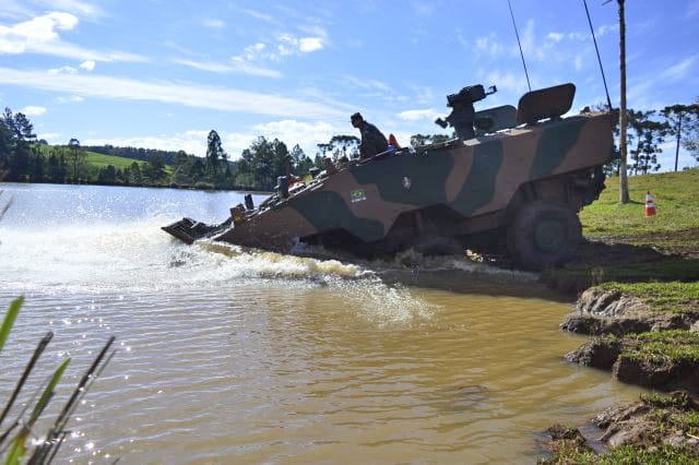 Veículo blindado VBTP-MR Guarani O gigante anfíbio 6x6 brasileiro! 18t, 11 militares, 100kmh terra, 10kmh água. Detalhes da espinha dorsal da infantaria