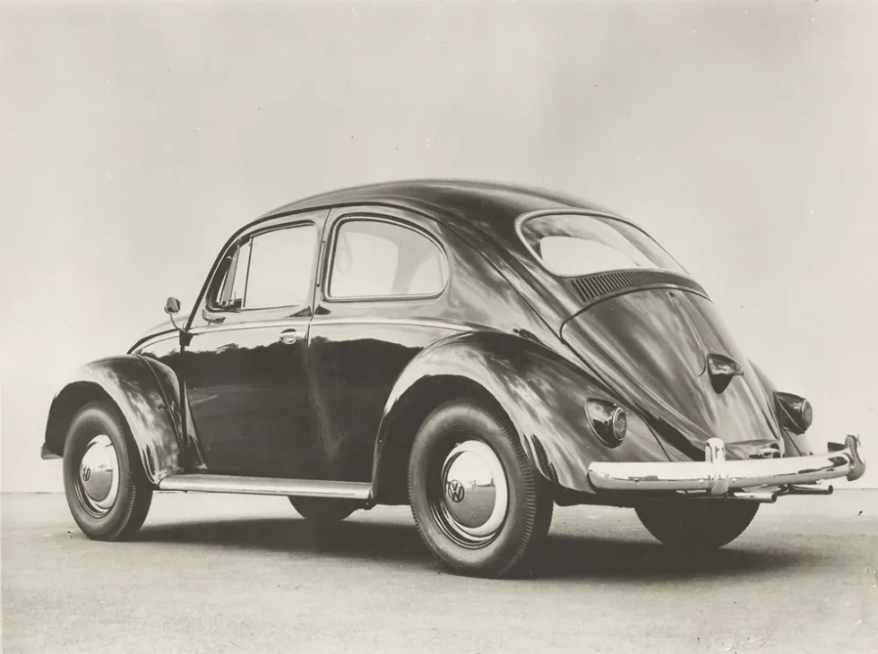 Volkswagen: Das controversas origens à potência global. Conheça a história, os carros icônicos, as crises e o futuro elétrico da marca.